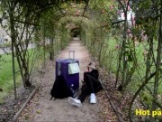 Un fétichiste des pieds accoste une jeune femme dans un parc 1/16