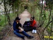 Un fétichiste des pieds accoste une jeune femme dans un parc 12/16