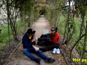 Un fétichiste des pieds accoste une jeune femme dans un parc 13/16