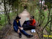 Un fétichiste des pieds accoste une jeune femme dans un parc 14/16