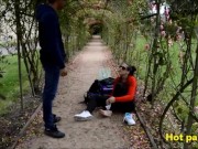 Un fétichiste des pieds accoste une jeune femme dans un parc 15/16