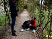 Un fétichiste des pieds accoste une jeune femme dans un parc 16/16