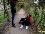 Un fétichiste des pieds accoste une jeune femme dans un parc 2/16