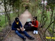 Un fétichiste des pieds accoste une jeune femme dans un parc 6/16