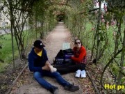 Un fétichiste des pieds accoste une jeune femme dans un parc 8/16