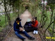 Un fétichiste des pieds accoste une jeune femme dans un parc 9/16