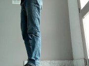 Moglie zoccola in autoreggenti tradisce bevendo la sborra del capo a lavoro 1/16