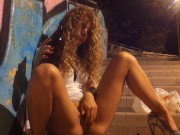 Linda rubia mea en publico y se folla una botella 5/16