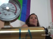 Charlie se fait pomper la chatte avant de se branler 7/16