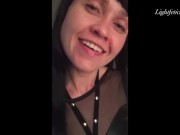 Jolie milf en perruque de brunette aime sucer 1/16