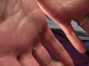 Elle ruine son orgasme, s'étale le sperm sur les seins et le fait lécher 16/16