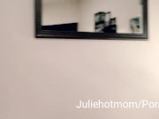 ma belle-mère donne une leçon de pipe à son amie avec  1/16