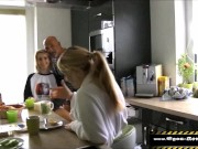 Stieftochter gefickt, ihre schockierte Freundin gelutscht 5/16