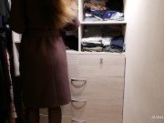 Алиса Глубоко Отсасывает и Трахается Раком в Гардеробе 1/16