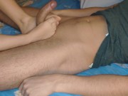 Autentico lavoro di piedi con sborrata sui suoi piedi