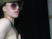 молодая красивая армейская девушка делает глубокий минет со слезами и слюно 1/16