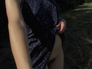 Junge Frau entblößt sich im Wald und masturbiert auf umgefallenem Baum 3/16