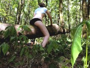 Junge Frau reibt ihre Pussy an einem Baum bis sie kommt 12/16