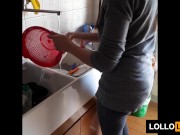 Donna delle pulizie smette di lavare i piatti per scoparmi in cucina 1/16