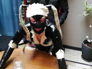 Mj en soubrette fait le service à domicile. 