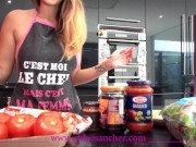 cuisinière salope joue avec ses gros seins et son cul ! Chloé Sanchez 3/16