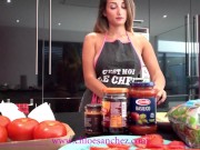 cuisinière salope joue avec ses gros seins et son cul ! Chloé Sanchez 7/16