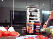 cuisinière salope joue avec ses gros seins et son cul ! Chloé Sanchez 8/16