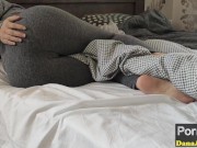 MY STEPSISTER CAN`T HOLD IT AND PEES IN HERSELF IN THE BED!   1/16