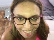 surprise par le voisin, elle le suce, se fait enculer et avale tout. Part1 6/16