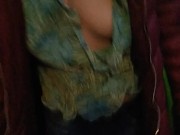 En público agarrando tetas pequeñas en la calle