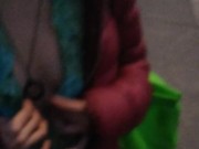 En público agarrando tetas pequeñas en la calle 4/16
