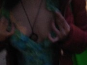 En público agarrando tetas pequeñas en la calle 7/16