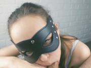 Голубоглазая красотка сосет член и отказывается глотать сперму своего парня 2/16