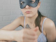 Голубоглазая красотка сосет член и отказывается глотать сперму своего парня 6/16