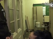 geile Nachbarin hilft im Treppenhaus beim abspritzen! hübsche Spermafresse 6/16