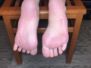 Студентка в носках показывает стопы и доминирует 14/16