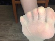 Студентка в носках показывает стопы и доминирует 4/16