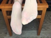 Студентка в носках показывает стопы и доминирует 8/16