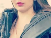 exhib en voiture - pause pipi en foret et je me caresse la chatte - snap 1/16