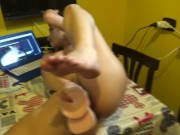 Dana si masturba e squirta sul tavolo 6/16