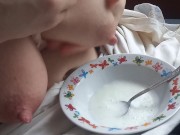 Доение сисек.Брызги молока. .Лактация 6/16