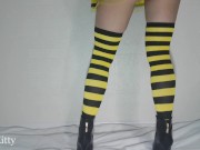 Очень горячая в отличной юбке трахает свою киску! Фистинг! 1/16