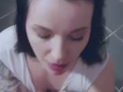 Elle me rejoint pour me tailler une pipe après les cours et prendre sa faci 10/16