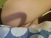 Amatorka masturbuje się dopóki nie staje się mokra