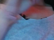 Je me masturbe le clitoris à côté de mon beau-père ! 1/16