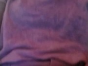 Je me masturbe le clitoris à côté de mon beau-père ! 11/16