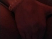 Je me masturbe le clitoris à côté de mon beau-père ! 2/16