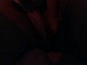 Je me masturbe le clitoris à côté de mon beau-père ! 8/16