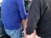 Dogging a plena luz del día, calentando a desconocidos desde el coche. 10/16