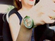 La matrigna italiana si masturba in macchina mentre porta il figliastro a scuola 10/16